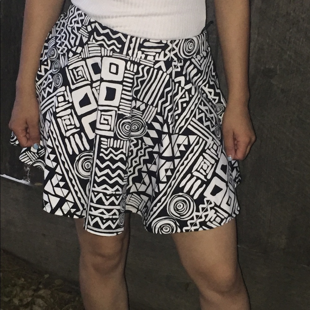 Pattern white and black skater skirt